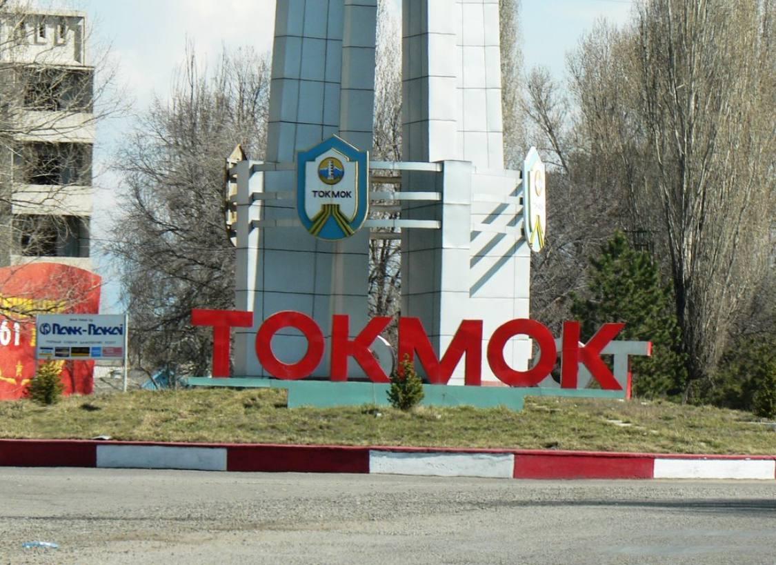 Токмокто 74 жаштагы аялдын жансыз денеси көчөдөн табылды