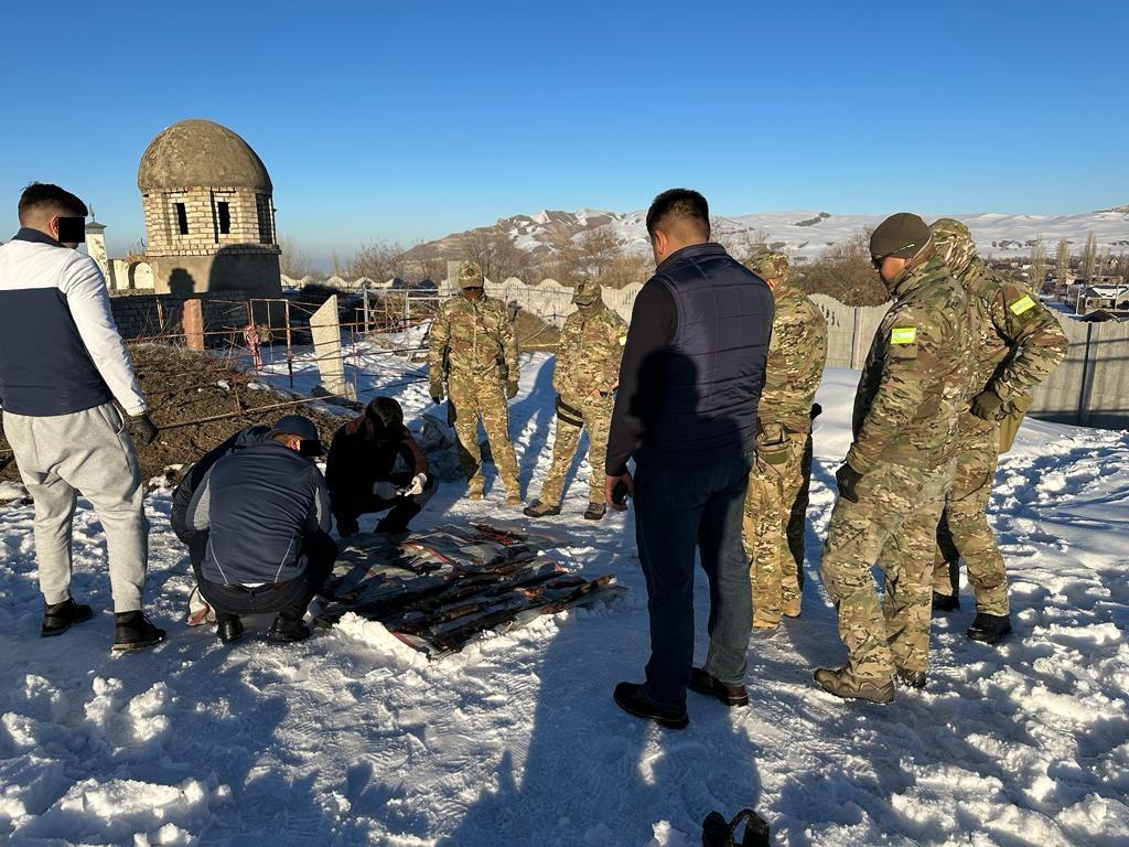 УКМК: Уюшкан кылмыштуу топтун мүчөлөрүнө таандык курал-жарактарды сактоочу жай табылды (сүрөт)