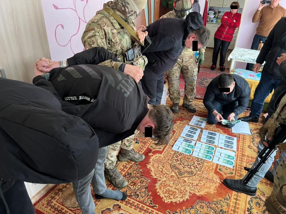 Чолпон-Атада улгайган тургундан 6 миң доллар талап кылган кылмышкерлер кармалды