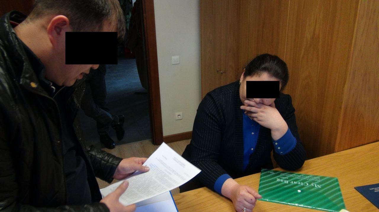 Ат-Башы айыл өкмөтүнүн жооптуу катчысы пара берүү учурунда кармалды (Сүрөт)