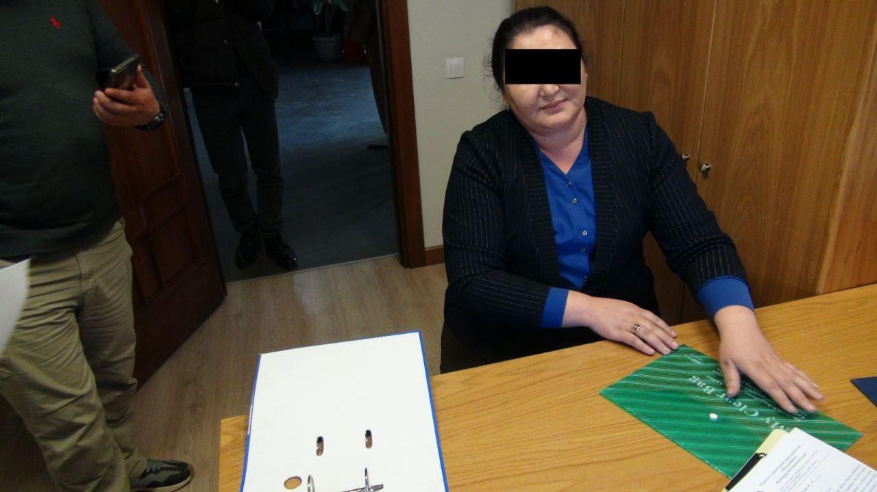 Ат-Башы айыл өкмөтүнүн жооптуу катчысы пара берүү учурунда кармалды (Сүрөт)