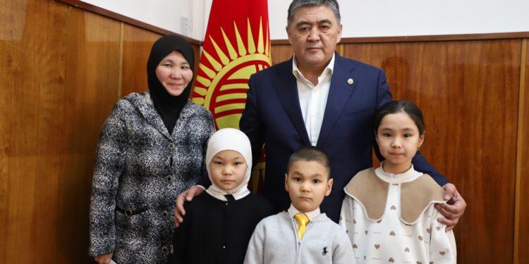Камчыбек Ташиев 3 баланы жалгыз тарбиялап жаткан майыптыгы бар келинге үй белек кылды