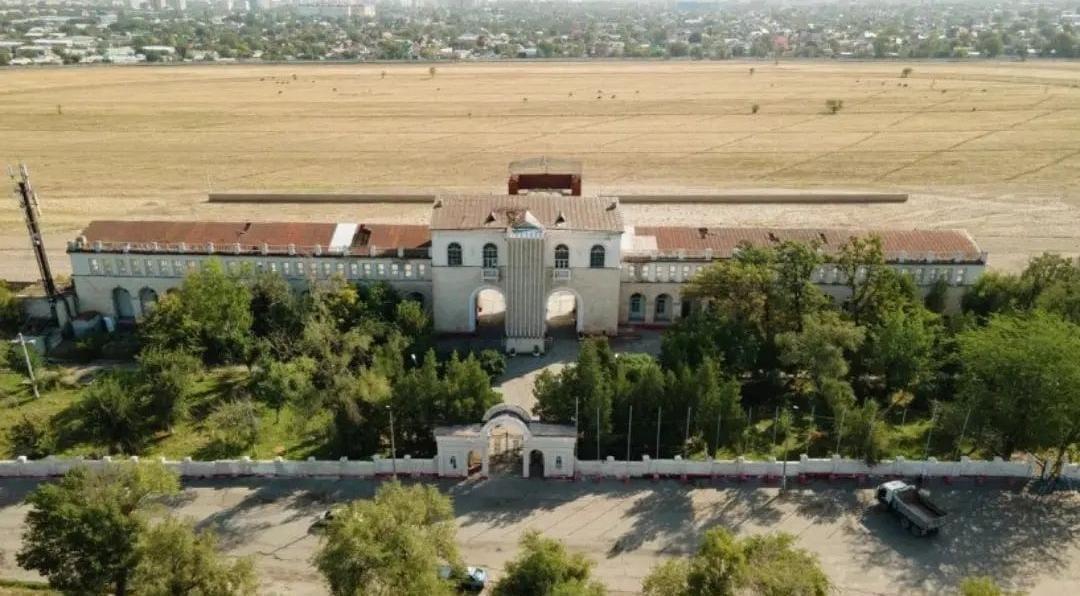 Бишкек шаарынын мэриясы &ldquo;Аккула&rdquo; ат майданынын жерин сатуу үчүн кайрадан аукцион жарыялады.&nbsp;