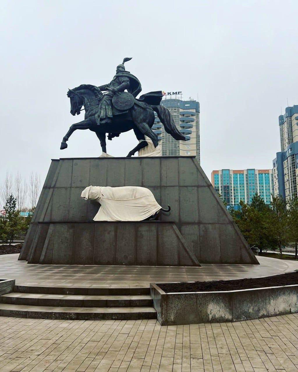 В Астане установили памятник Манасу