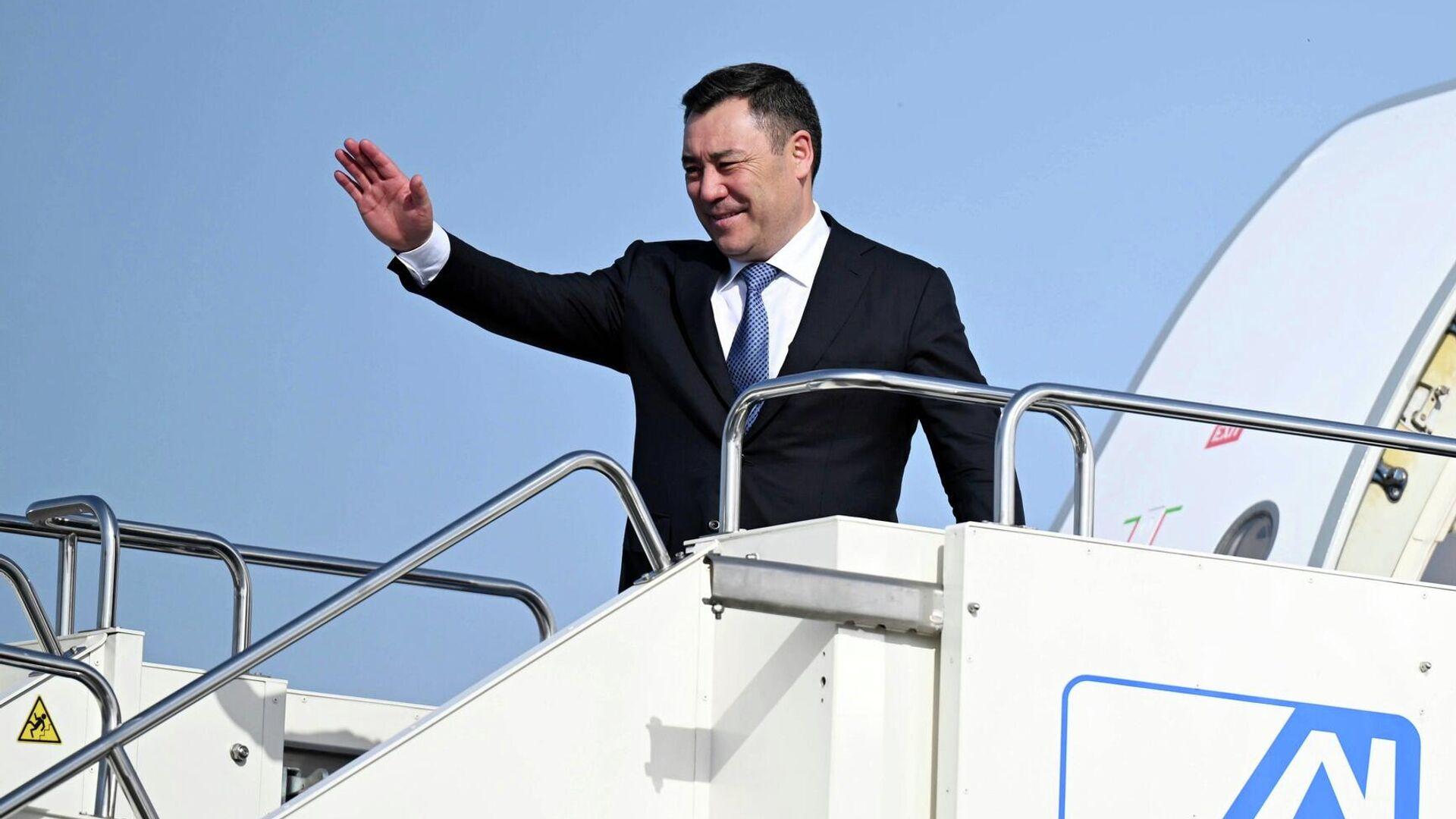 Садыр Жапаров иш сапар менен Түркмөнстанга жөнөп кетти