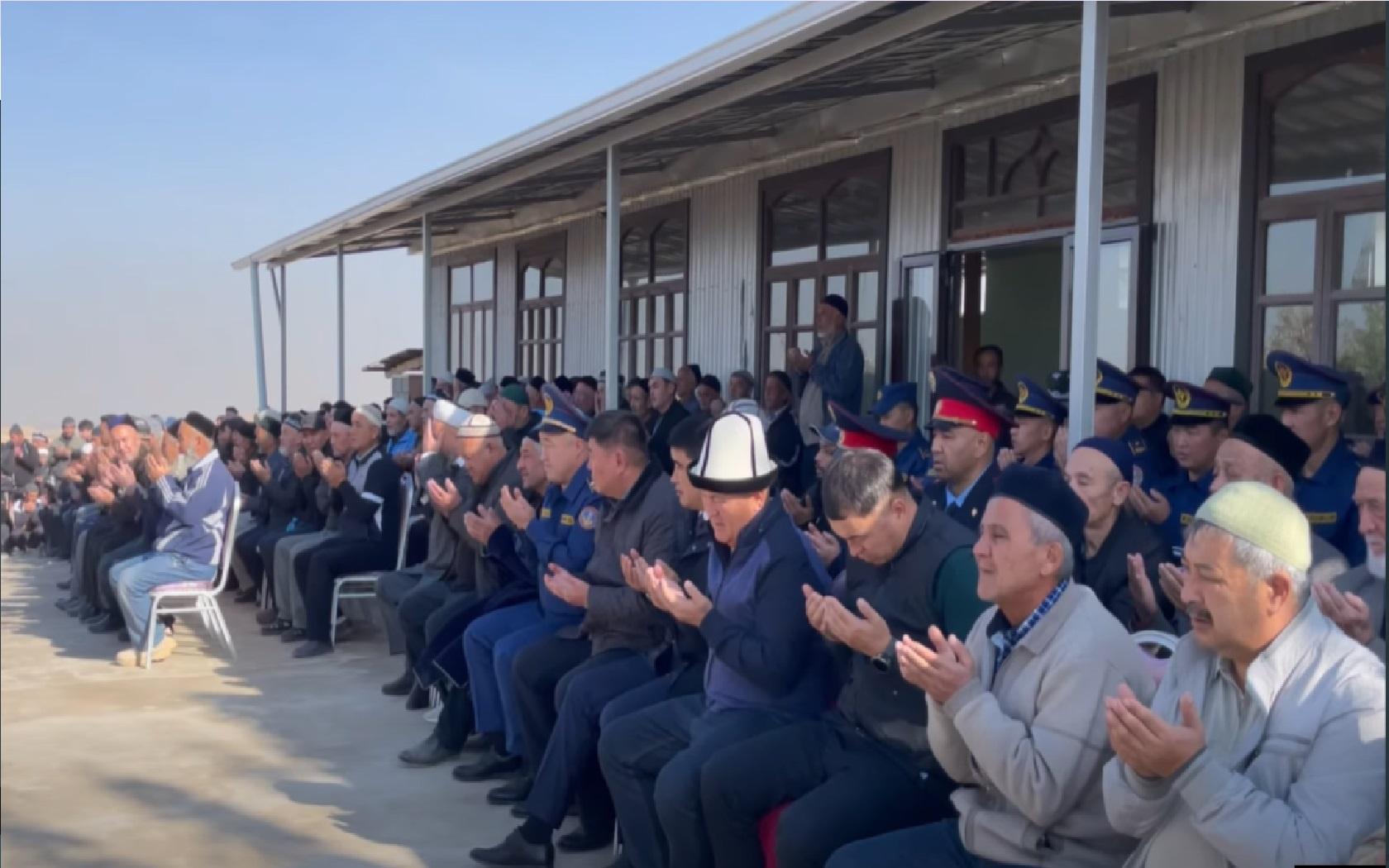 Ошто өрттөн каза болгон үй-бүлө мүчөлөрү жерге берилди