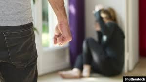 Манас шаарында турмушка чыгуудан баш тарткан кызды 7 айдан бери уруп-сабап келген жигит кармалды