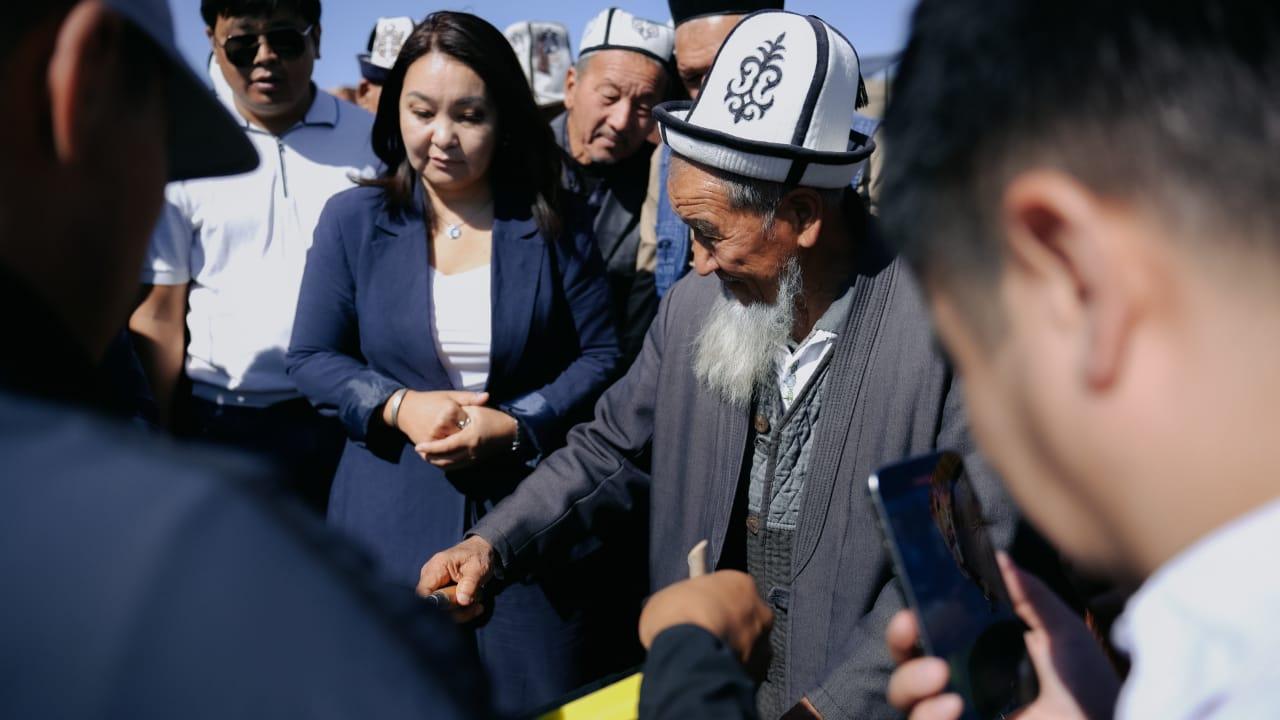 Күн панелдери астына клубника да өстүрөбүз. Баткенде уникалдуу "Агровольтайка" долбооруна старт берилди. 
&nbsp;